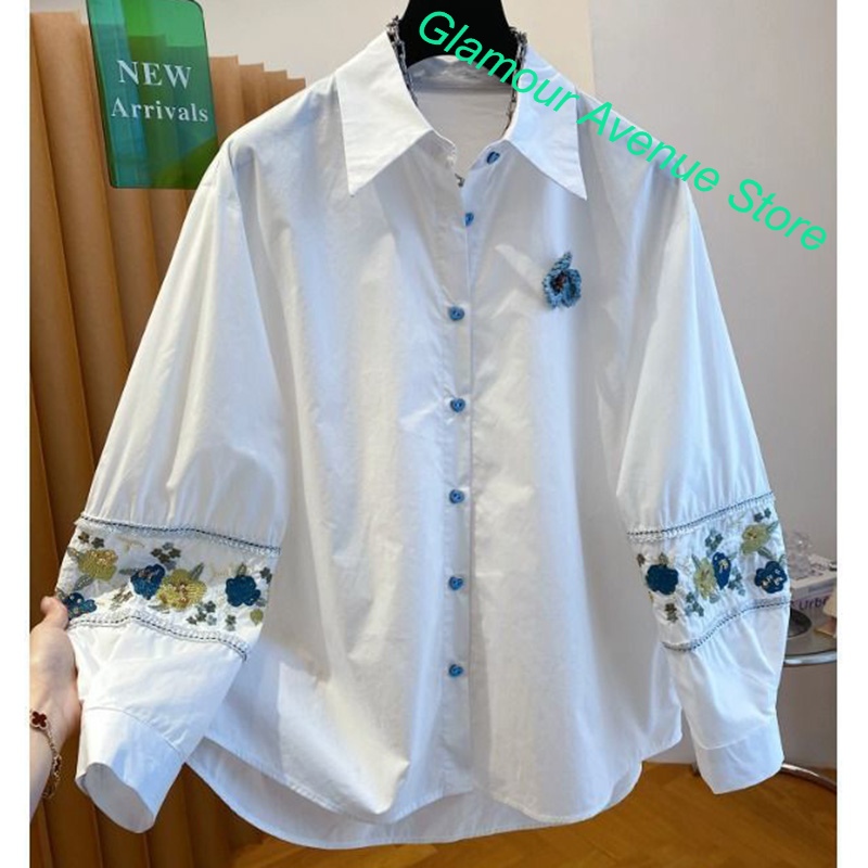 Good Floral & Wedding Decor Supply - フランスの高級ブランドによる、上質な白い刺繍入りシャツ。女性向け、夏と秋に最適なゆったりとしたシルエットで、とてもおしゃれ。ボタンがアクセントになったデザイン。